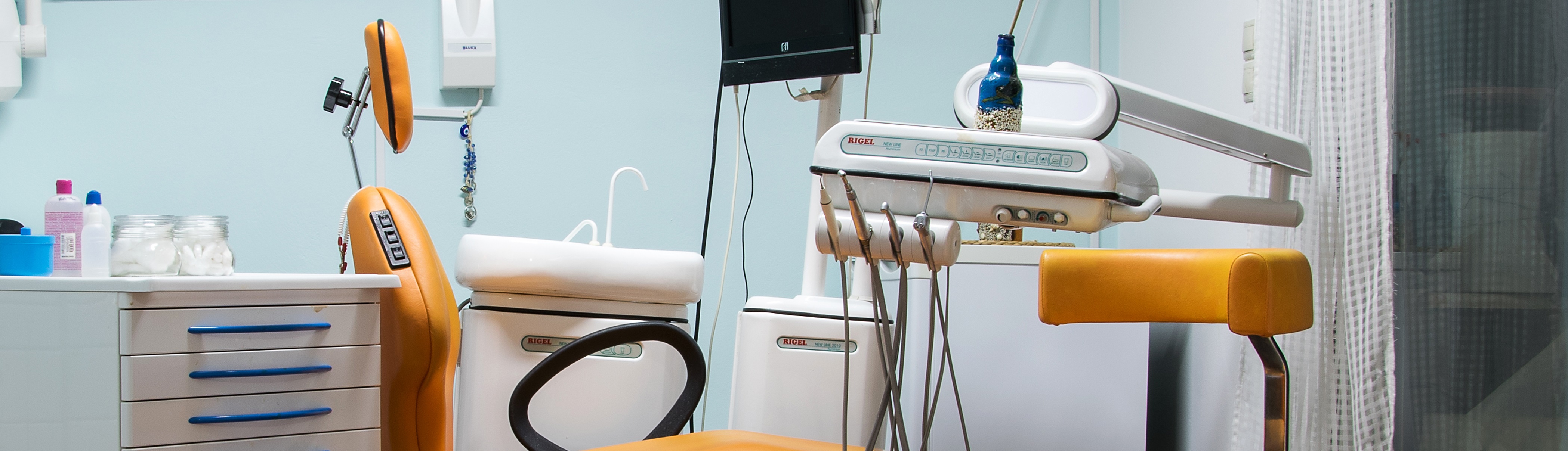 Banner image showing the dental chair and some of the dental equipment.